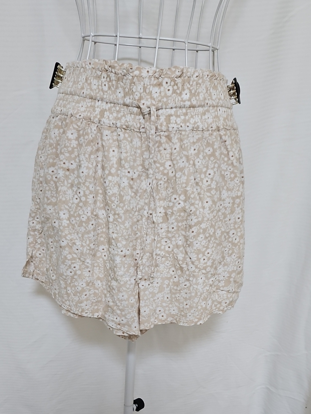 Abercrombie & Fitch Cream Floral Drapey Pull-On Shorts